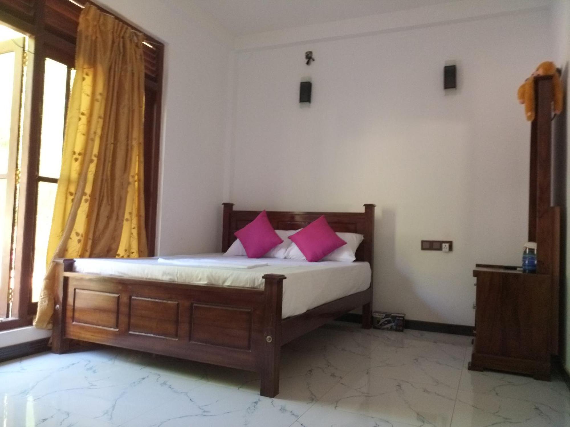 Silent Peacock Villa And Peacock Cafe Tangalle Room photo